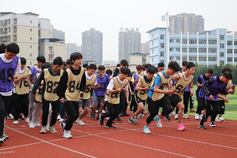 學校學子云奔跑，獻禮建黨100周年